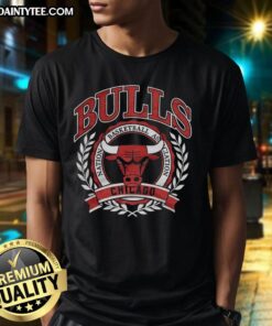 Alt Text: Retro Chicago Bulls NBA logo T-shirt with laurel wreath frame, perfect for fans and collectors.