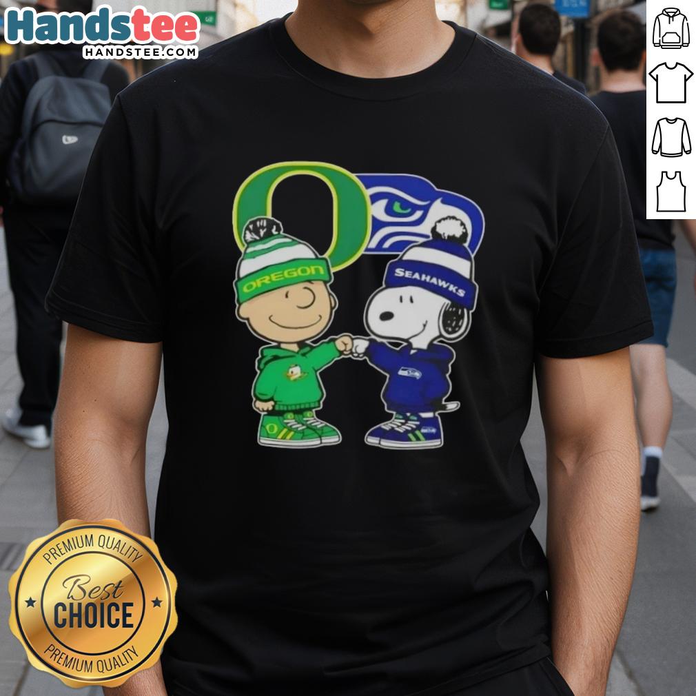 official-charlie-brown-fist-bump-snoopy-oregon-ducks-x-seattle-seahawks-t-shirt Alt Text: Official Charlie Brown fist bump Snoopy graphic on Oregon Ducks X Seattle Seahawks T-shirt for fans.