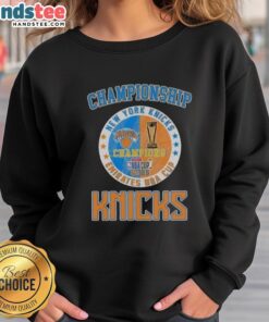 Official New York Knicks Championship Emirates NBA Cup 2025 Sweatshirt featuring team logo and vibrant colors.