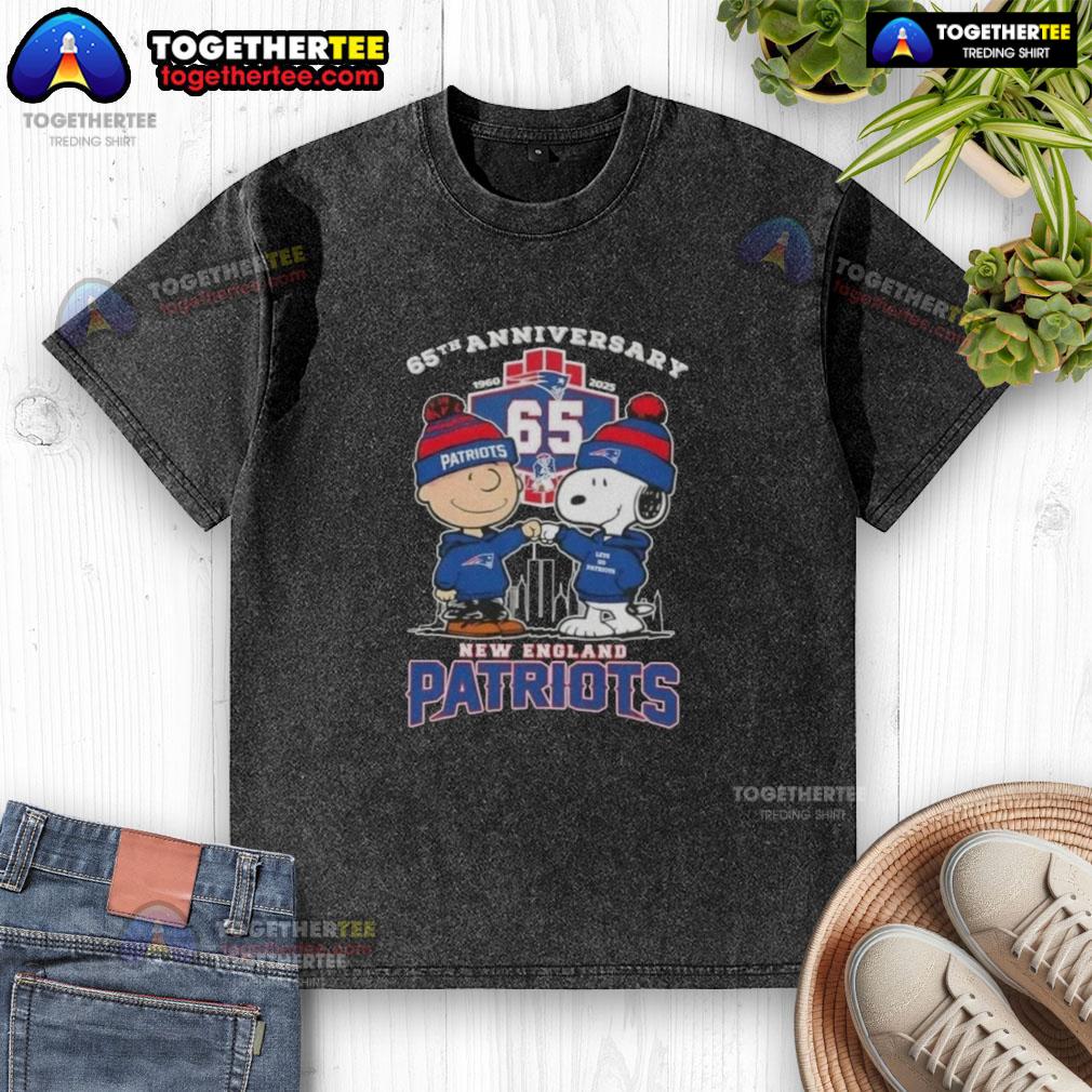 Original Charlie Brown X Snoopy 65th Anniversary 1960 2025 New England Patriots Football Washed T-Shirt Original Charlie Brown X Snoopy 65th Anniversary T-Shirt for New England Patriots Football, celebrating 1960-2025.