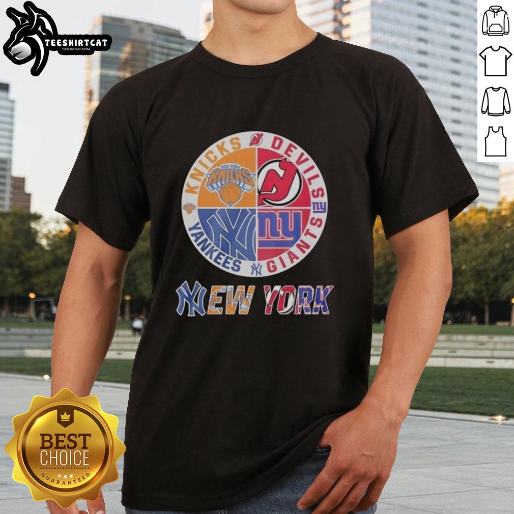 original-new-york-knicks-new-york-yankees-new-york-giants-and-new-jersey-devils-mashup-logo-t-shirt-1 Original New York Knicks, Yankees, Giants, Devils mashup logo T-Shirt showcasing iconic NYC sports teams.