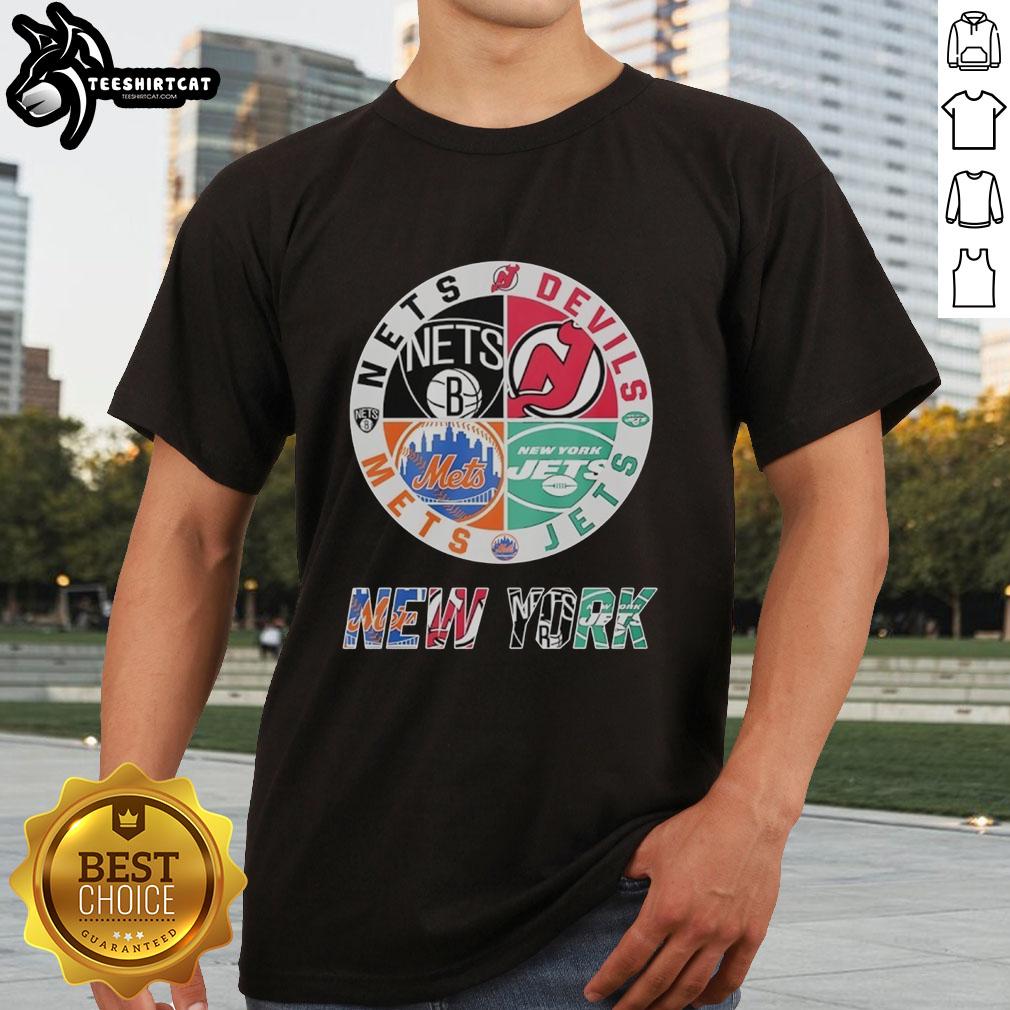 original-new-york-mets-new-york-jets-brooklyn-nets-and-new-jersey-devils-mashup-logo-t-shirt Original New York Mets, Jets, Nets, Devils mashup logo T-shirt showcasing vibrant team logos in a stylish design.