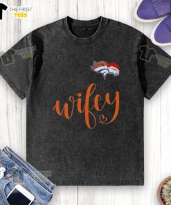 Original Wifey Denver Broncos Santa Hat Merry Christmas washed t-shirt featuring festive design and team logo.