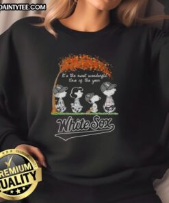 Premium Chicago White Sox X Peanuts Snoopy sweatshirt celebrating autumn and the joy of the season.