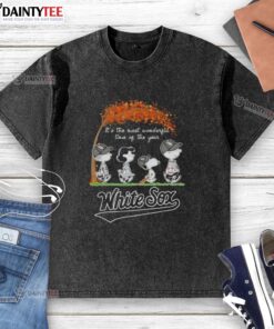 Alt Text: Premium Chicago White Sox X Peanuts Snoopy t-shirt for autumn, featuring colorful graphics celebrating the season.
