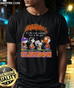 Premium Clemson Tigers X Peanuts Snoopy and Friends autumn T-shirt celebrating the most wonderful time of the year.