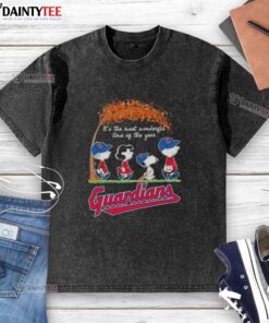Premium Cleveland Guardians X Peanuts Snoopy and Friends autumn t-shirt featuring a festive design for the season.