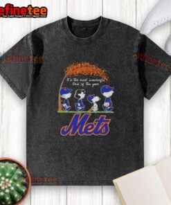 Premium New York Mets x Peanuts Snoopy and Friends autumn t-shirt featuring a festive design for the holidays.