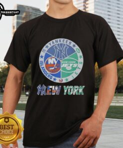 Premium New York Yankees, Islanders, Jets, and Knicks mashup logo T-shirt showcasing iconic NYC sports teams.