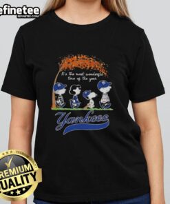 Premium New York Yankees X Peanuts Snoopy tee for ladies, celebrating autumn and the joy of the season.
