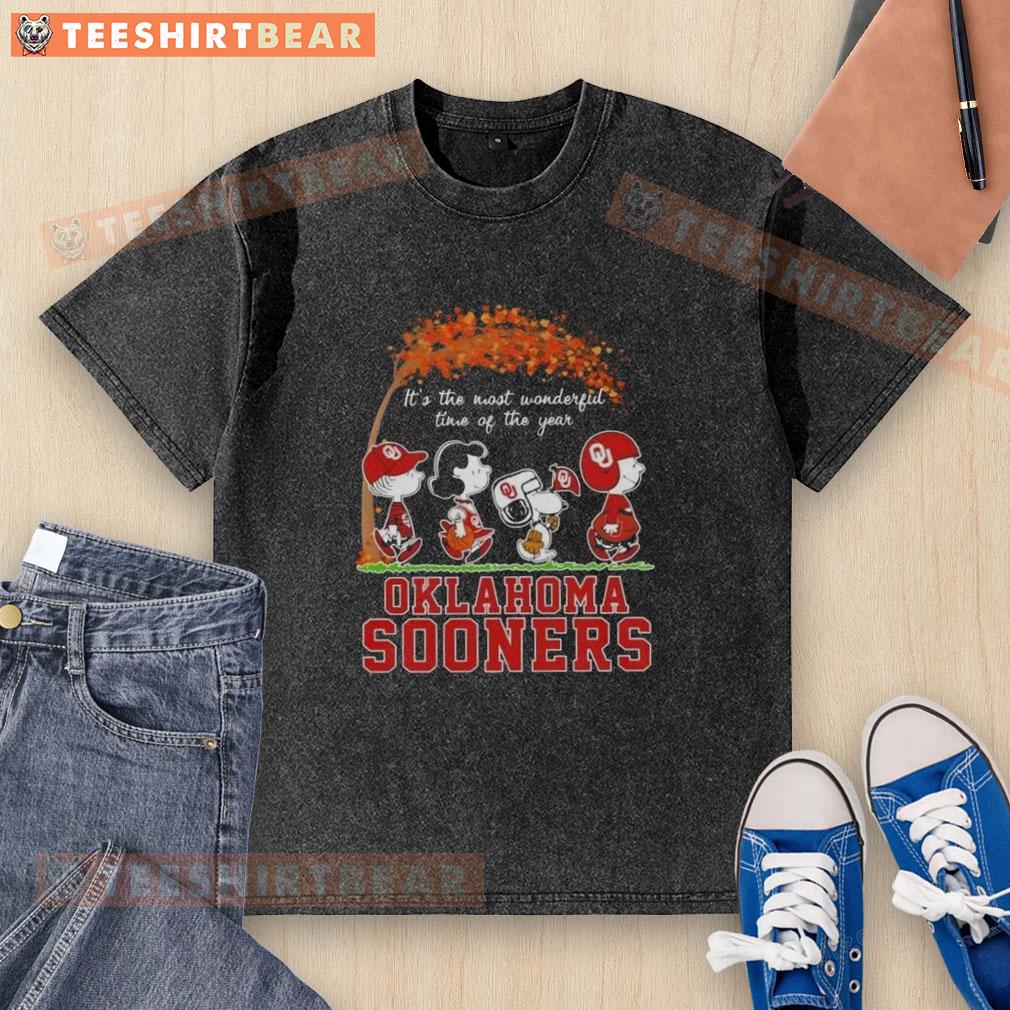 premium-oklahoma-sooners-x-peanuts-snoopy-and-friends-autumn-its-the-most-wonderful-time-of-the-year-washed-t-shirt Alt Text: Premium Oklahoma Sooners X Peanuts Snoopy and Friends autumn t-shirt featuring a festive design for the holiday season.