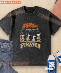 Alt Text: Premium Pittsburgh Pirates X Peanuts Snoopy and Friends autumn washed t-shirt celebrating the festive season.