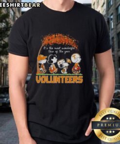 Premium Tennessee Volunteers X Peanuts Snoopy And Friends autumn t-shirt celebrating the most wonderful time of year.