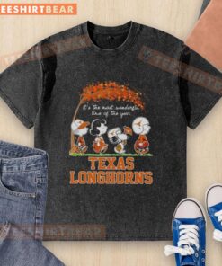 Premium Texas Longhorns X Peanuts Snoopy and Friends autumn t-shirt featuring festive design for the holiday season.