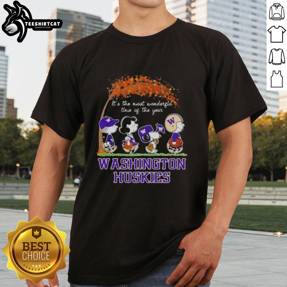 premium-washington-huskies-x-peanuts-snoopy-and-friends-autumn-its-the-most-wonderful-time-of-the-year-t-shirt Premium Washington Huskies X Peanuts Snoopy T-Shirt celebrating autumn with festive designs and a joyful message.