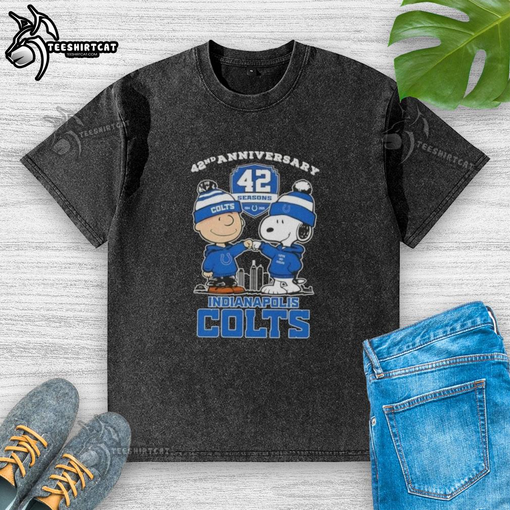 pretty-charlie-brown-and-snoopy-42nd-anniversary-indianapolis-colts-football-skyline-washed-t-shirt Pretty Charlie Brown and Snoopy 42nd Anniversary t-shirt featuring Indianapolis Colts football skyline design.