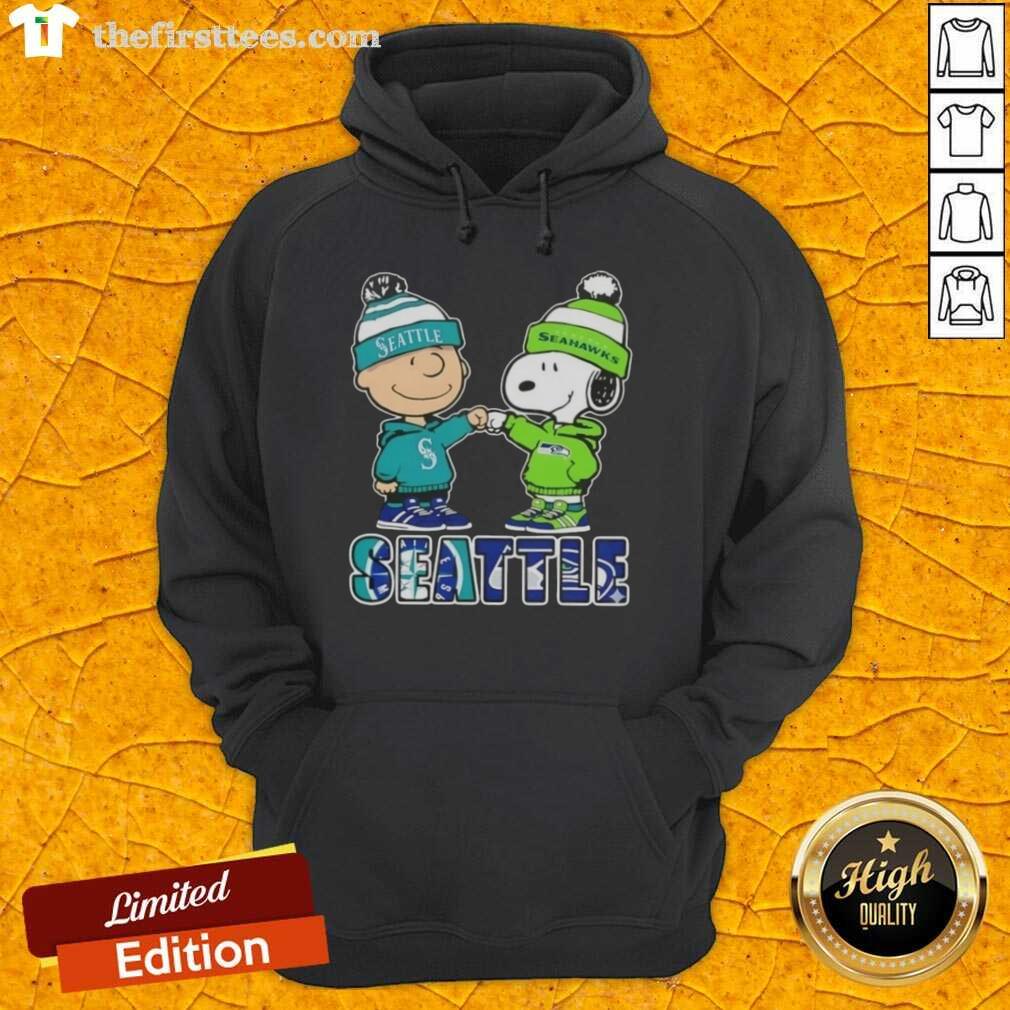 pretty-charlie-brown-fist-bump-snoopy-seattle-city-sports-mariners-x-seahawks-hoodie Pretty Charlie Brown fist bump with Snoopy in Seattle sports hoodie for Mariners X Seahawks, showcasing team spirit.