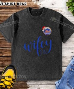 Alt Text: Pretty Wifey New York Mets Santa Hat Merry Christmas washed t-shirt, perfect for festive baseball fans.