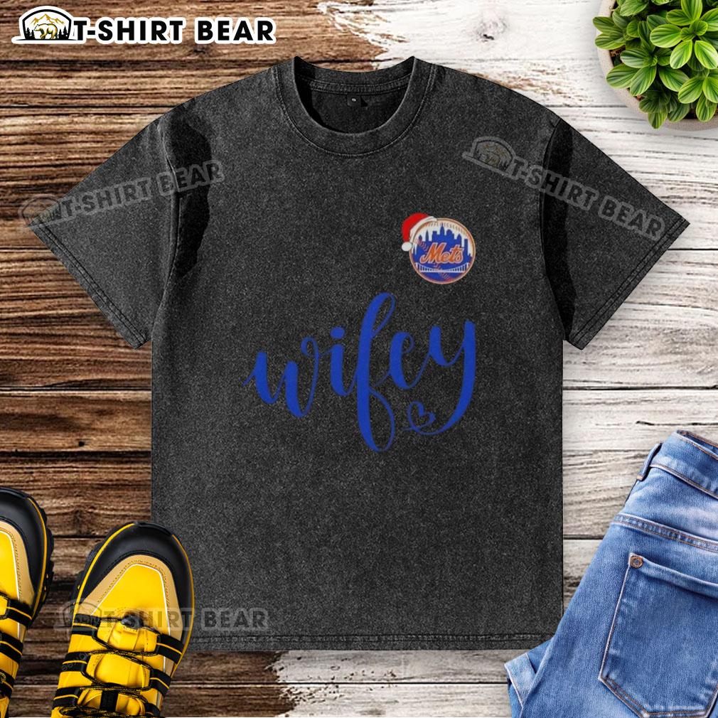 Pretty Wifey New York Mets Santa Hat Merry Christmas Washed T Shirt Alt Text: Pretty Wifey New York Mets Santa Hat Merry Christmas washed t-shirt, perfect for festive baseball fans.