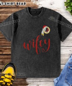 Pretty Wifey Washington Redskins Santa Hat Merry Christmas washed t-shirt, perfect for festive game day celebrations.