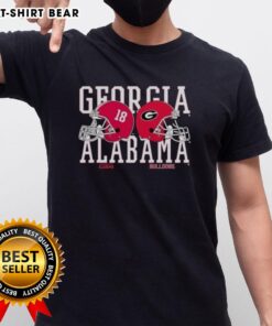 Alt Text: Top Alabama Crimson Tide vs Georgia Bulldogs helmet T-shirt featuring team logos and vibrant colors, perfect for fans.