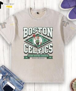 Alt Text: Top Boston Celtics Heater Washed T-Shirt in green, featuring the Celtics logo, perfect for fans and casual wear.