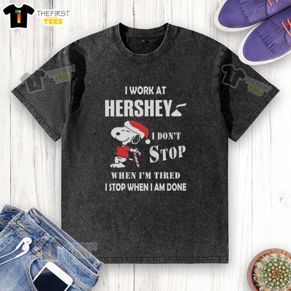 top-snoopy-i-work-at-hershey-i-dont-stop-when-im-tired-i-stop-when-i-am-done-christmas-washed-t-shirt Alt Text: Top Snoopy t-shirt featuring 'I work at Hershey, I dont stop when Im tired, I stop when Im done' design for Christmas.