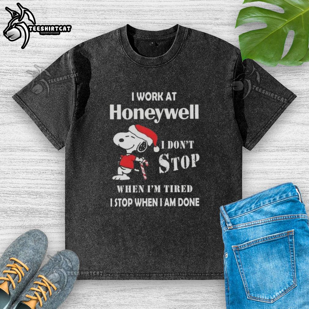 top-snoopy-i-work-at-honeywell-i-dont-stop-when-im-tired-i-stop-when-i-am-done-christmas-washed-t-shirt Top Snoopy I Work At Honeywell Christmas T-Shirt showcasing determination and work ethic in a fun design.