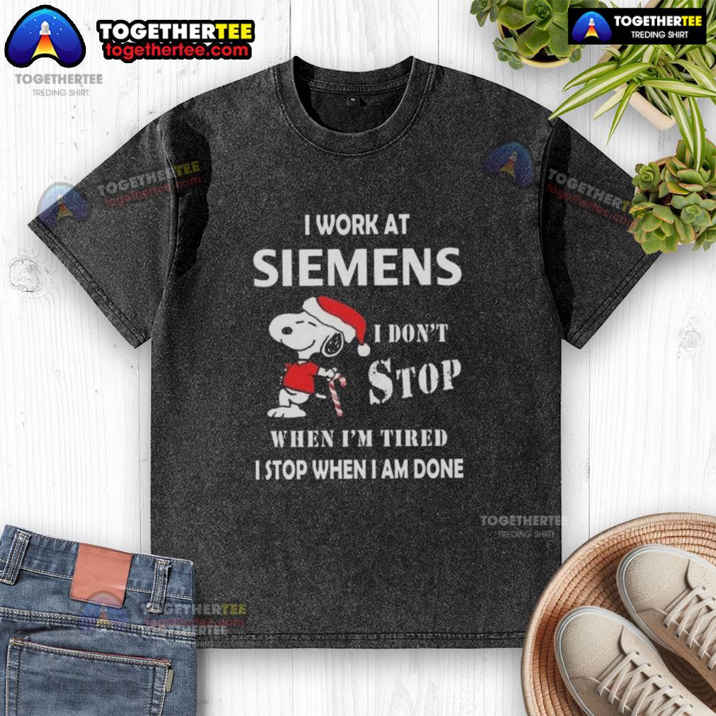 Top Snoopy I Work At Siemens I Don't Stop When I'm Tired I Stop When I Am Done Christmas Washed T-Shirt Alt Text: Funny Snoopy Christmas T-shirt with 'I Work At Siemens, I Dont Stop When Im Tired' slogan, perfect for holidays.