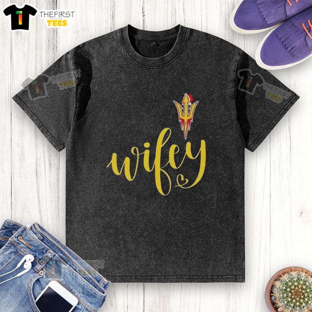 top-wifey-arizona-state-sun-devils-santa-hat-merry-christmas-washed-t-shirt Top Wifey Arizona State Sun Devils Christmas washed t-shirt with a Santa hat, perfect for festive fans.