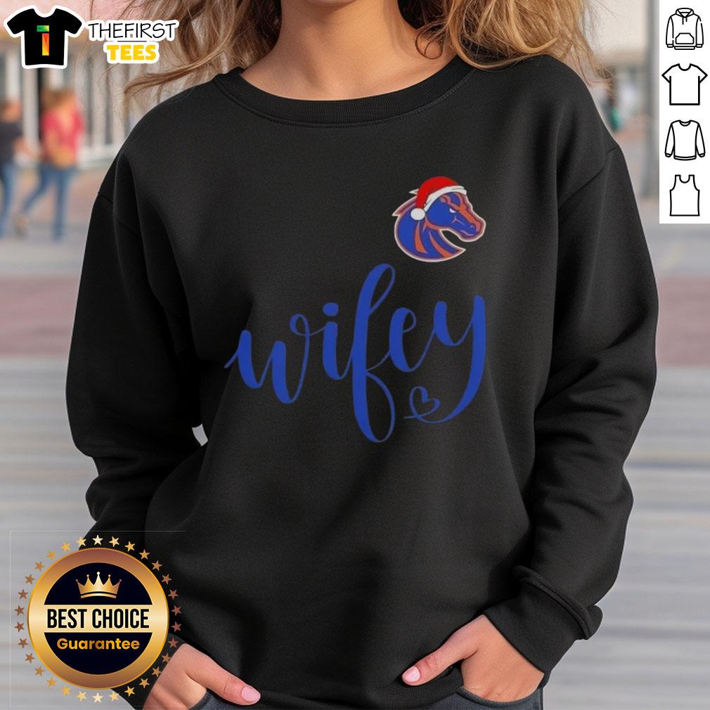 top-wifey-boise-state-broncos-santa-hat-merry-christmas-sweatshirt Cozy Boise State Broncos sweatshirt with Santa hat, perfect for Christmas cheer and game day festivities.