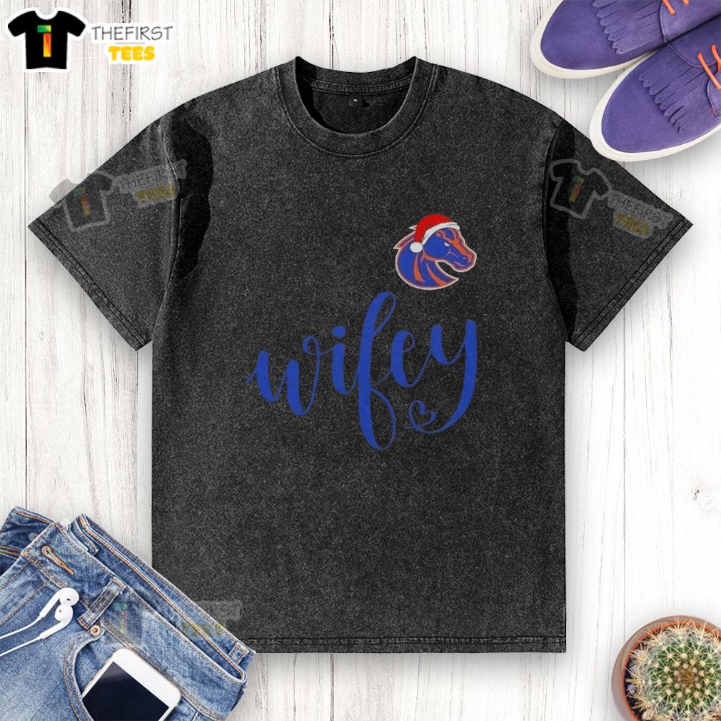 top-wifey-boise-state-broncos-santa-hat-merry-christmas-washed-t-shirt Boise State Broncos Santa Hat T-shirt for women, perfect for Christmas festivities and holiday cheer.