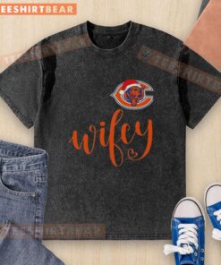 Alt Text: Chicago Bears Santa Hat Merry Christmas washed t-shirt for top wifey, perfect for holiday game day festivities.
