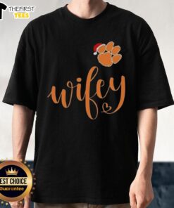 Alt Text: Top Wifey Clemson Tigers Santa Hat Merry Christmas T-Shirt featuring festive design for holiday spirit and team pride.