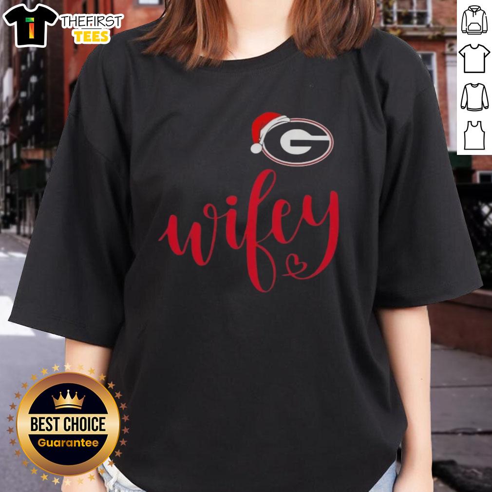 top-wifey-georgia-bulldogs-santa-hat-merry-christmas-ladies-tee Top Wifey Georgia Bulldogs Christmas tee with Santa hat design for women, perfect holiday gift for fans.