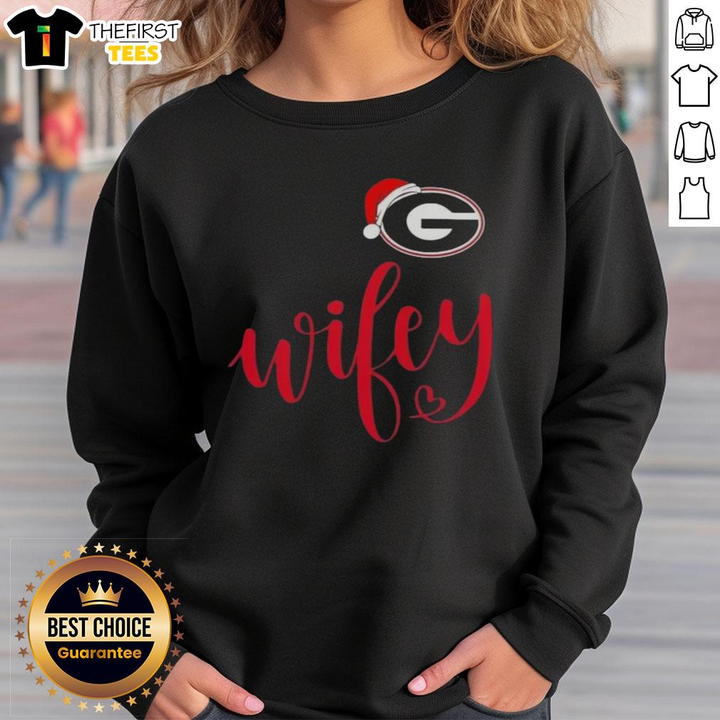 top-wifey-georgia-bulldogs-santa-hat-merry-christmas-sweatshirt Top Wifey Georgia Bulldogs sweatshirt with Santa hat, perfect for a Merry Christmas celebration for fans.