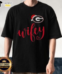Alt Text: Top Wifey Georgia Bulldogs Santa Hat Merry Christmas T-Shirt featuring festive design for holiday cheer.