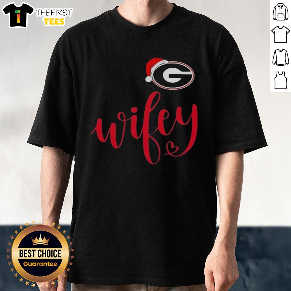top-wifey-georgia-bulldogs-santa-hat-merry-christmas-t-shirt-1 Alt Text: Top Wifey Georgia Bulldogs Santa Hat Merry Christmas T-Shirt featuring festive design for holiday cheer.