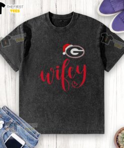 Alt Text: Top Wifey Georgia Bulldogs Santa Hat Merry Christmas washed t-shirt featuring festive design for holiday fans.