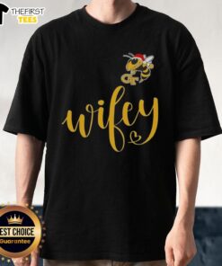 Top Wifey Georgia Tech Yellow Jackets Santa Hat Merry Christmas T-Shirt featuring festive design for holiday celebrations.