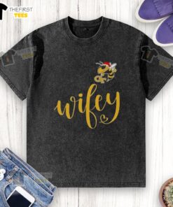 Top Wifey Georgia Tech Yellow Jackets t-shirt with Santa hat, perfect for a Merry Christmas celebration.