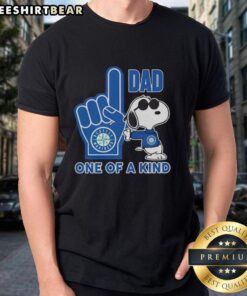 Awesome Snoopy Seattle Mariners Dad t-shirt featuring a unique design celebrating fathers and baseball fans.