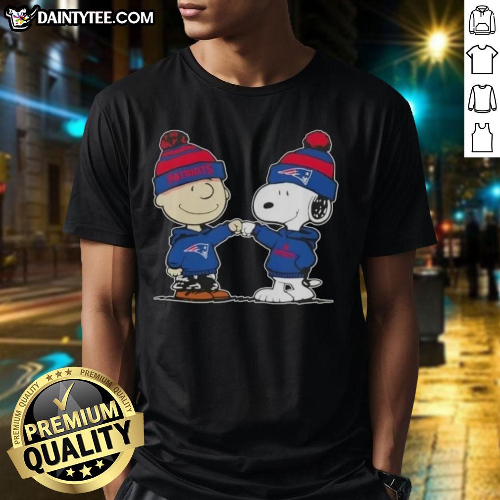 cute-peanuts-charlie-brown-fist-bump-snoopy-x-new-england-patriots-football-t-shirt-1 Charlie Brown and Snoopy fist bump on New England Patriots football T-Shirt, perfect for fans and Peanuts lovers.