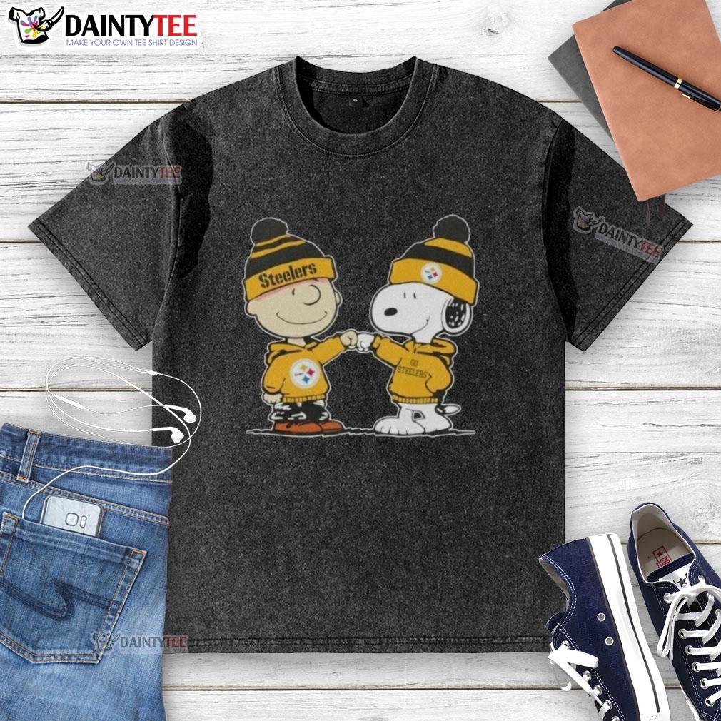 cute-peanuts-charlie-brown-fist-bump-snoopy-x-pittsburgh-steelers-football-washed-t-shirt Alt Text: Cute Peanuts Charlie Brown fist bump with Snoopy in Pittsburgh Steelers football t-shirt - playful design.