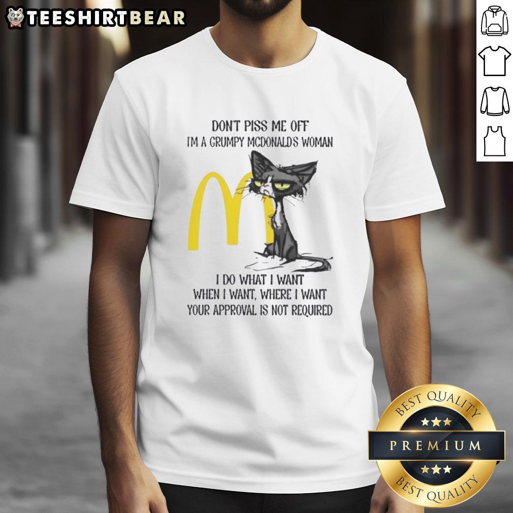 funny-tired-cat-dont-piss-me-off-im-a-grumpy-mcdonalds-woman-i-do-what-i-want-t-shirt-1 Funny tired cat on a Grumpy McDonald's Woman T-shirt, showcasing a humorous design for cat lovers and McDonald's fans.