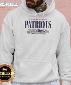 Alt Text: Vintage New England Patriots NFL Super Bowl Champions logo hoodie, showcasing team pride and championship spirit.