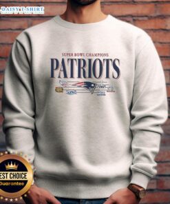 Vintage New England Patriots NFL Super Bowl Champions sweatshirt featuring the team's classic logo.