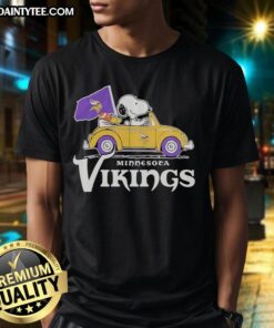 Good Snoopy and Woodstock riding Minnesota Vikings football car logo on a stylish T-shirt for fans.