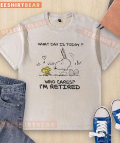 Good Snoopy and Woodstock 'What Day Is Today? Who Cares? I'm Retired' washed t-shirt featuring playful cartoon design.