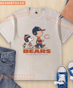 Good Snoopy vs Charlie Brown Chicago Bears Fan 4 Ever washed t-shirt featuring Snoopy in Bears gear, perfect for fans.